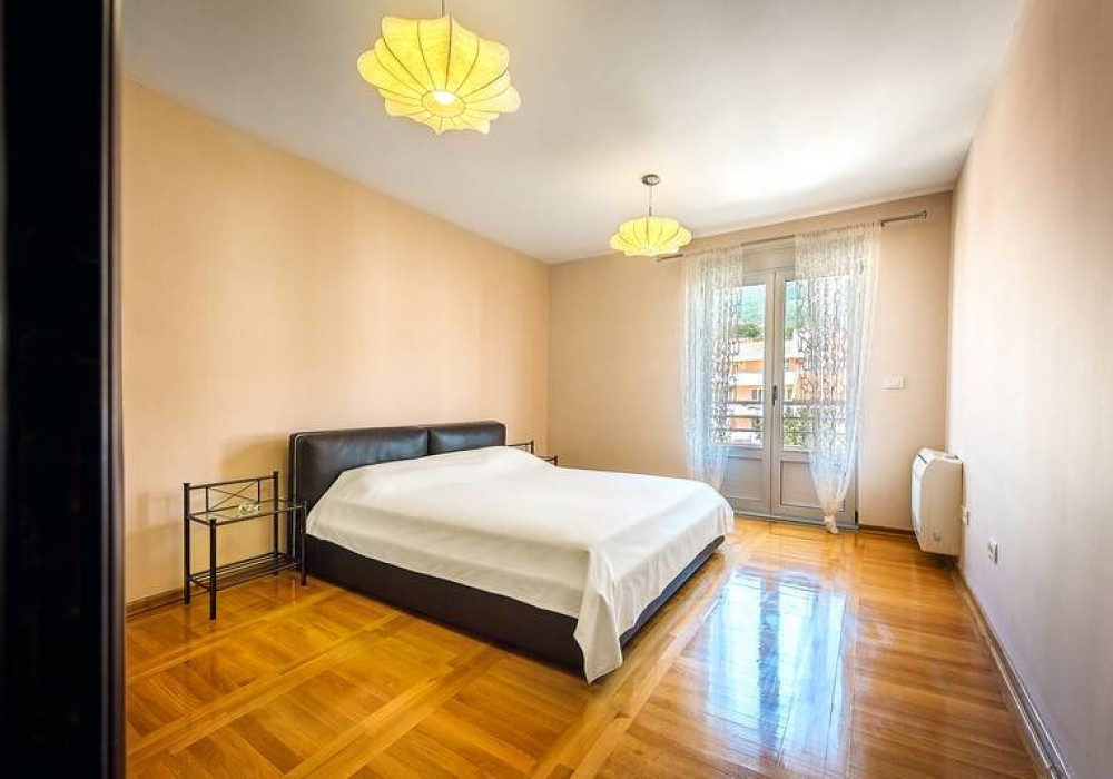 Сдаётся 3-комнатная квартира 150.0 кв.м.  за 250 EUR 