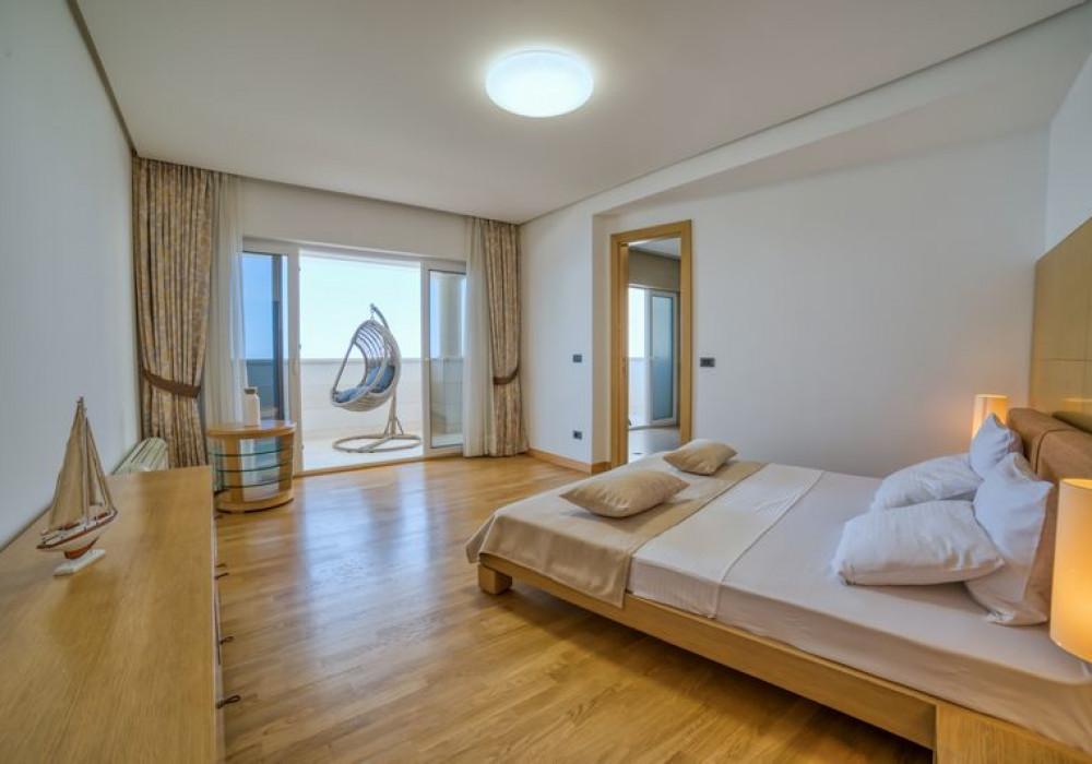 Сдаётся 3-комнатная квартира 180.0 кв.м.  за 2 200 EUR 
